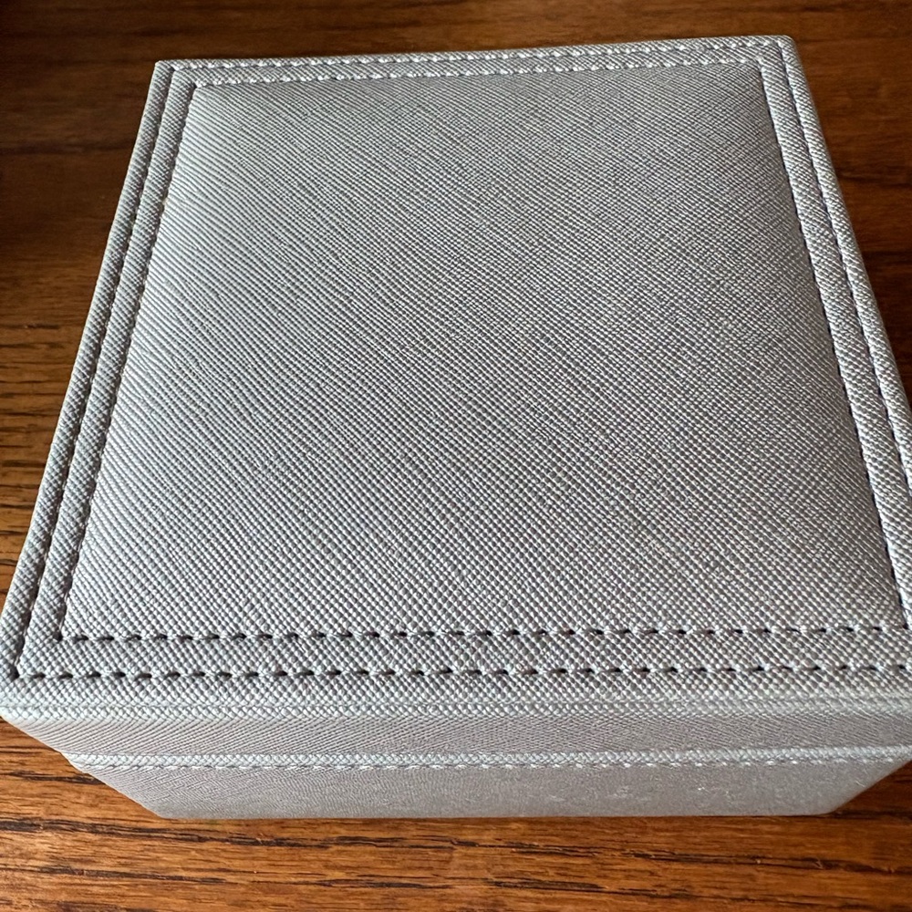 Small Silver Faux Leather Tuscan Designs Jewelry Case